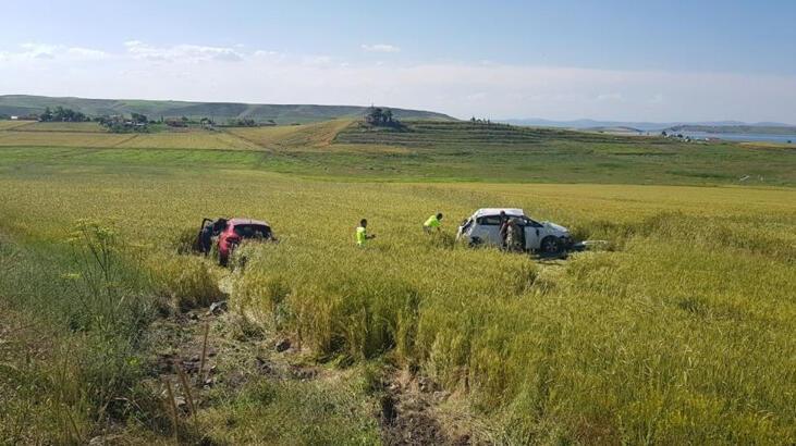 Çarpışan otomobiller tarlaya uçtu: Yaralılar var