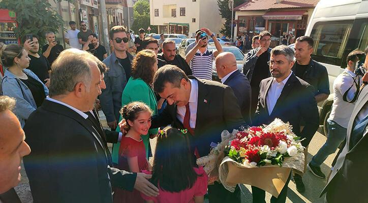 Bakan Tekin baba ocağında çiçeklerle karşılandı