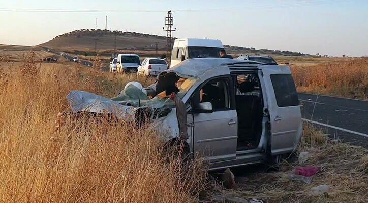 Diyarbakır’da hafif ticari araç kaza yaptı: 1 kişi hayatını kaybetti, yaralılar var