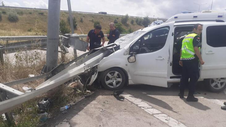 Hafif ticari aracın bariyere saplandığı kazada karı- koca ile 3 çocuğu yaralandı