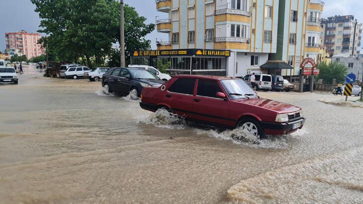 Kadirli’de sağanak: Cadde ve sokaklar suyla doldu