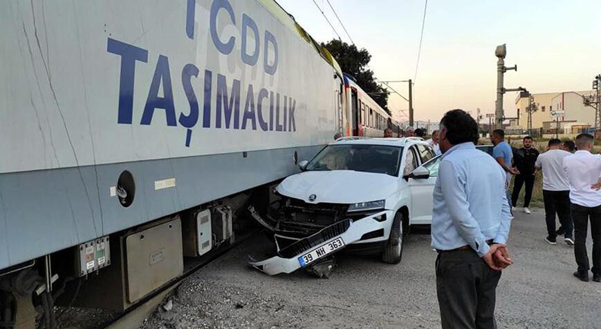 Hemzemin geçitte yolcu trenine otomobil çarptı! Şans eseri kimse yaralanmadı