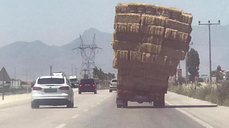 Saman yüklü kamyon trafikte korku dolu anlar yaşattı! O anlar anbean kaydedildi