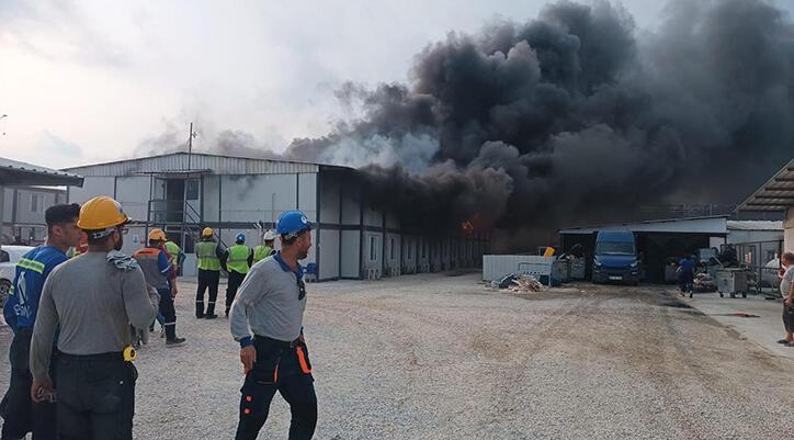 Fabrikanın yatakhanesinde yangın çıktı, ekipler hemen oraya koştu