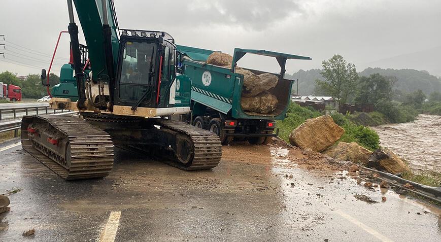 Son dakika: TEM Otoyolu’nda heyelan! Ankara-İstanbul yönü trafiğe kapandı