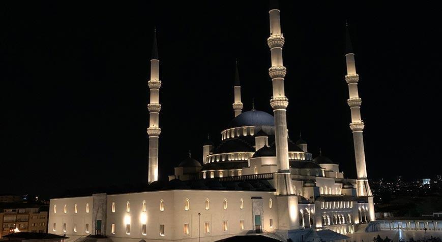 15 Temmuz hain darbe girişiminin yıldönümünde camilerden sela sesi yükseldi