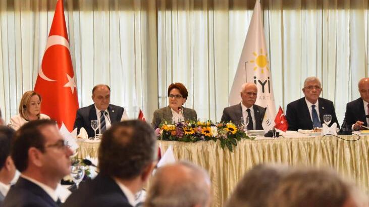 İYİ Parti Genel Başkanı Akşener, milletvekilleriyle bir araya geldi