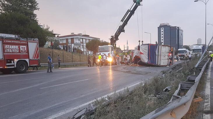 TEM bağlantı yolunda kamyon devrildi! 1 ölü, 1 yaralı