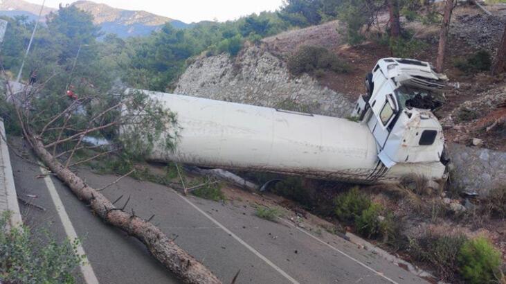 Doğalgaz yüklü tanker uçuruma yuvarlandı, bölgede önlem alındı