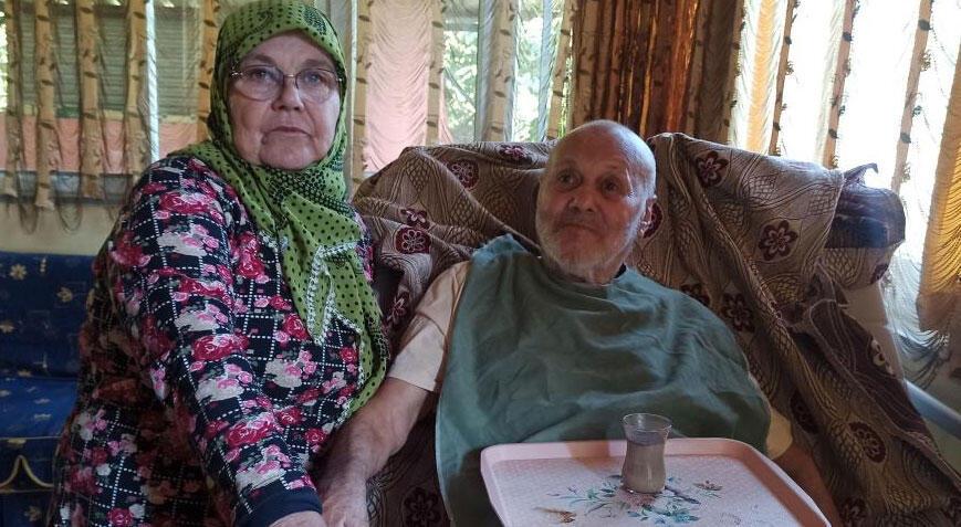 Eşine 17 yıldır bakıyor! Mutlu olsun diye ıslık bile çalıyor