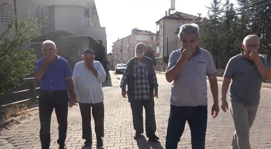 Lağım kokusu mahalleyi sardı! ‘Kapı pencere açamaz duruma geldik’