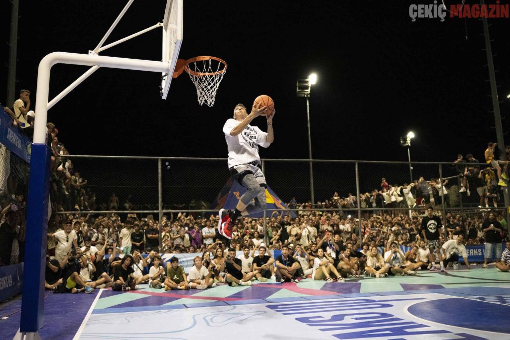 İzmir’de basketbol tutkunları smaç gösterisinde buluştu