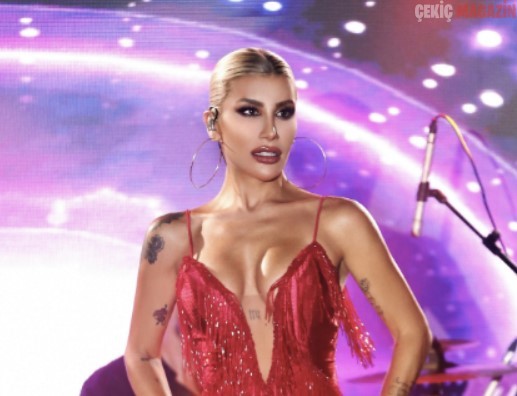 İREM DERİCİ’DEN 1950’LERE DÖNÜŞ: O ARTIK BİR “SHOWGIRL”!