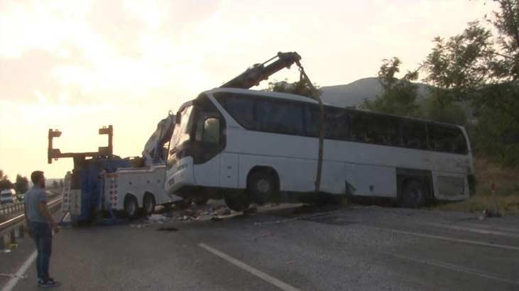 Kamyon, yolcu otobüsüne çarptı! Bölgeden ilk görüntüler