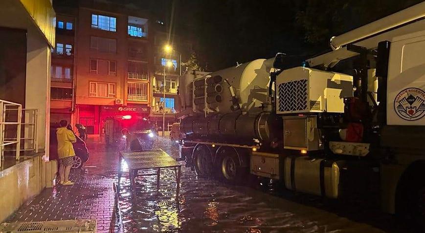 Giresun’da sağanak yağış! Sokaklar göle döndü