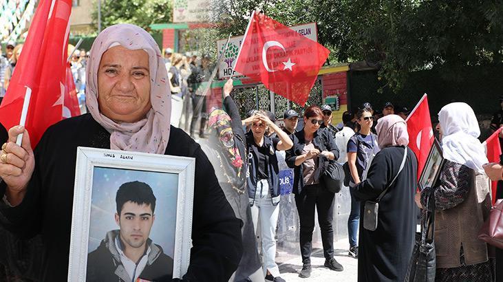 Evlat nöbetine katılan anneden ‘Gözlerim yolda, oğlumu istiyorum’ mesajı