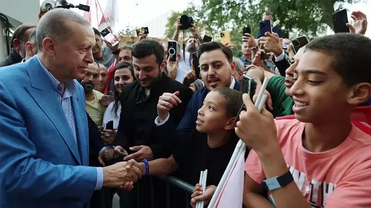 Cumhurbaşkanı Erdoğan ABD’de! Türkevi önünde sevgi seli