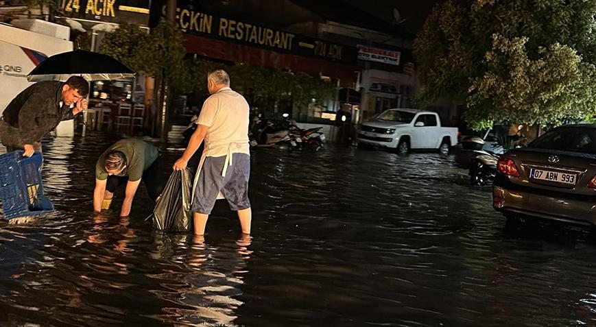 Fethiye’de kuvvetli yağış! Sokaklar göle döndü