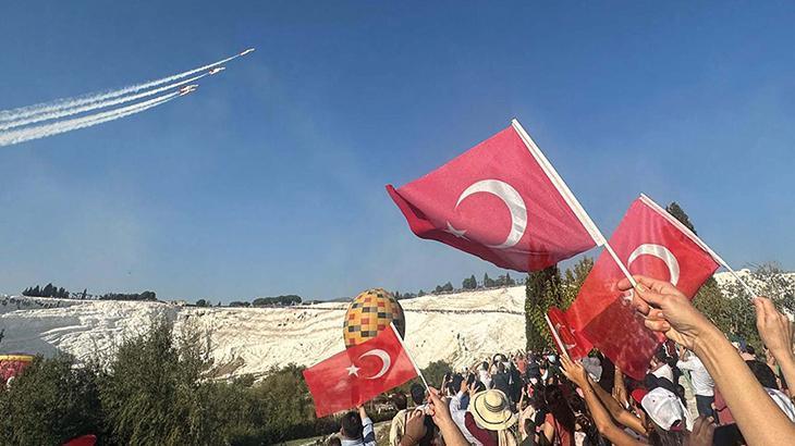 Pamukkale’de Türk Yıldızları’ndan nefes kesen gösterisi