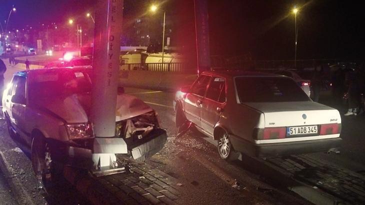 Niğde’de kontrolden çıkan araç direğe çarptı: 3 yaralı