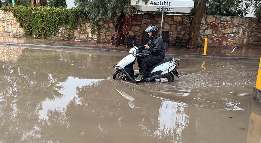 Bodrum’da sağanak yağış! Cadde ve sokaklar göle döndü