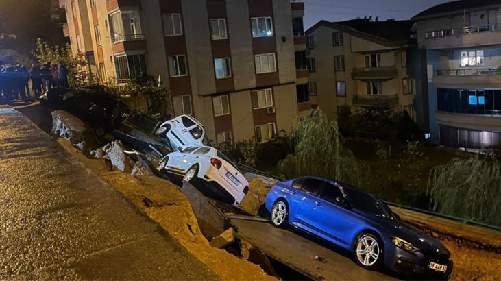 Sağanak nedeniyle istinat duvarının çukuruna park halindeki 4 araç düştü