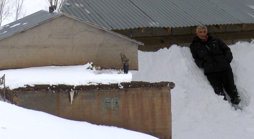 Köyde her şey kara gömüldü! ‘Evlerimizi bulmakta zorlanıyoruz’