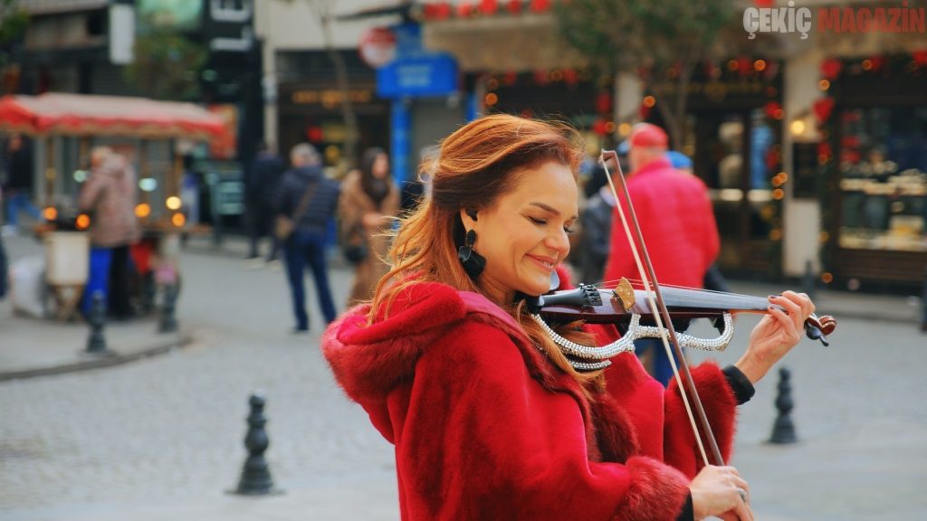 Barış Manço’nun unutulmaz klasiği Kara Sevda, dünyaca ünlü keman sanatçısı Canan Anderson yorumuyla yeniden hayat buldu