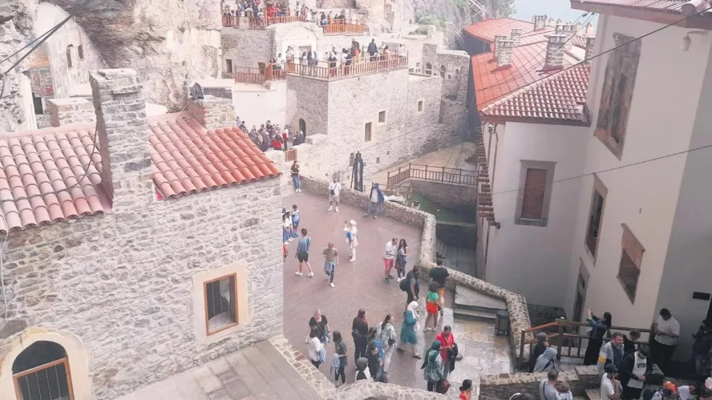 Turistlerin gözdesi Sümela Manastırı