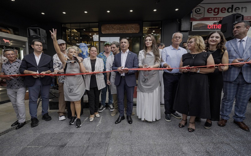 DENİZLİ’DE YENİ KONSEPT ŞARKÜTERİ MAĞAZASI AÇILIŞINDA PİGOTTİ MARKASININ LANSMANINI GERÇEKLEŞTİ