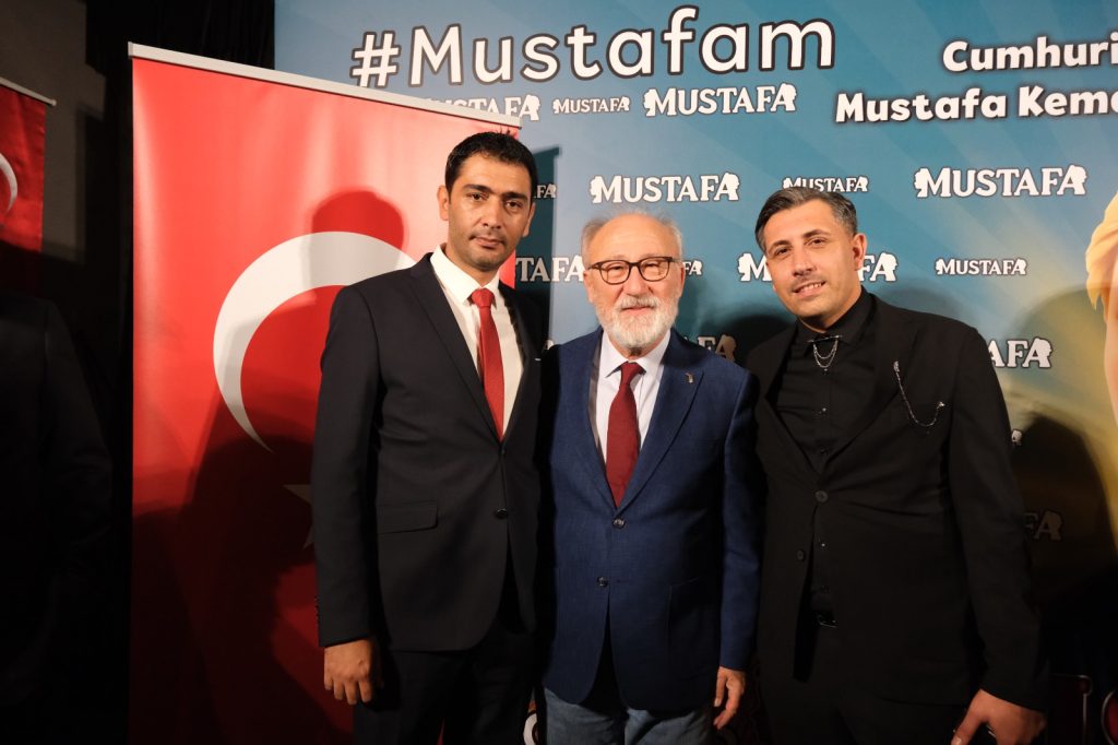 MUSTAFA FİLMİNİN İSTANBUL GALASINA YOĞUN İLGİ: ÇOCUKLAR ATATÜRK’ÜN ÇOCUKLUĞUNU BEYAZ PERDEDE İZLEDİ