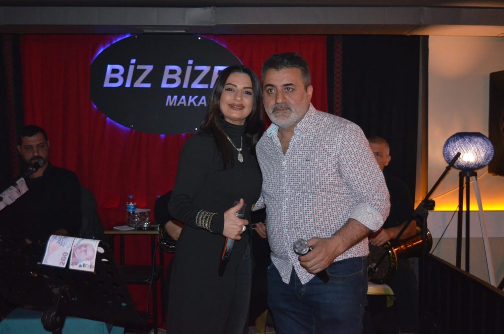 Biz bize Sahnede Dursun Beydilli ve Lida Şener’den Unutulmaz Performans!!