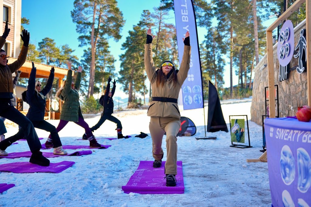 ECE VAHAPOĞLU İLE DAĞIN ZİRVESİNDE YOGA