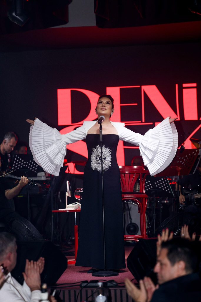 DENİZ SEKİ, GÜZELLİĞİ VE ŞARKILARIYLA BURSALILARI BÜYÜLEDİ