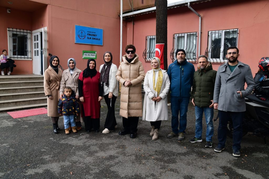 Ünlü sanatçı köy okuluna gitti, çocuklara hediyeler dağıttı… İki engelliye de tekerlekli sandalye