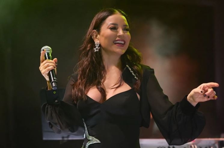 Aşkın Nur Yengi: Sahnedeki Zamansız Işıltı