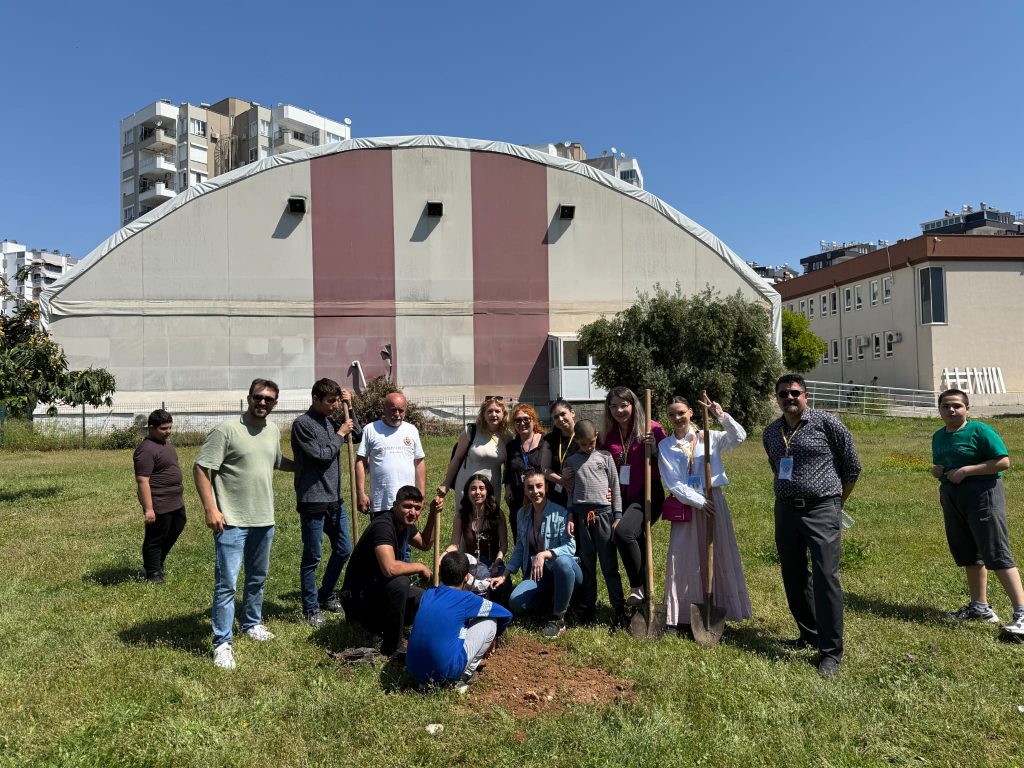 ÜNİVERSİTELİLERDEN ANLAMLI PROJE: “SEVGİ KÖK SALSIN”