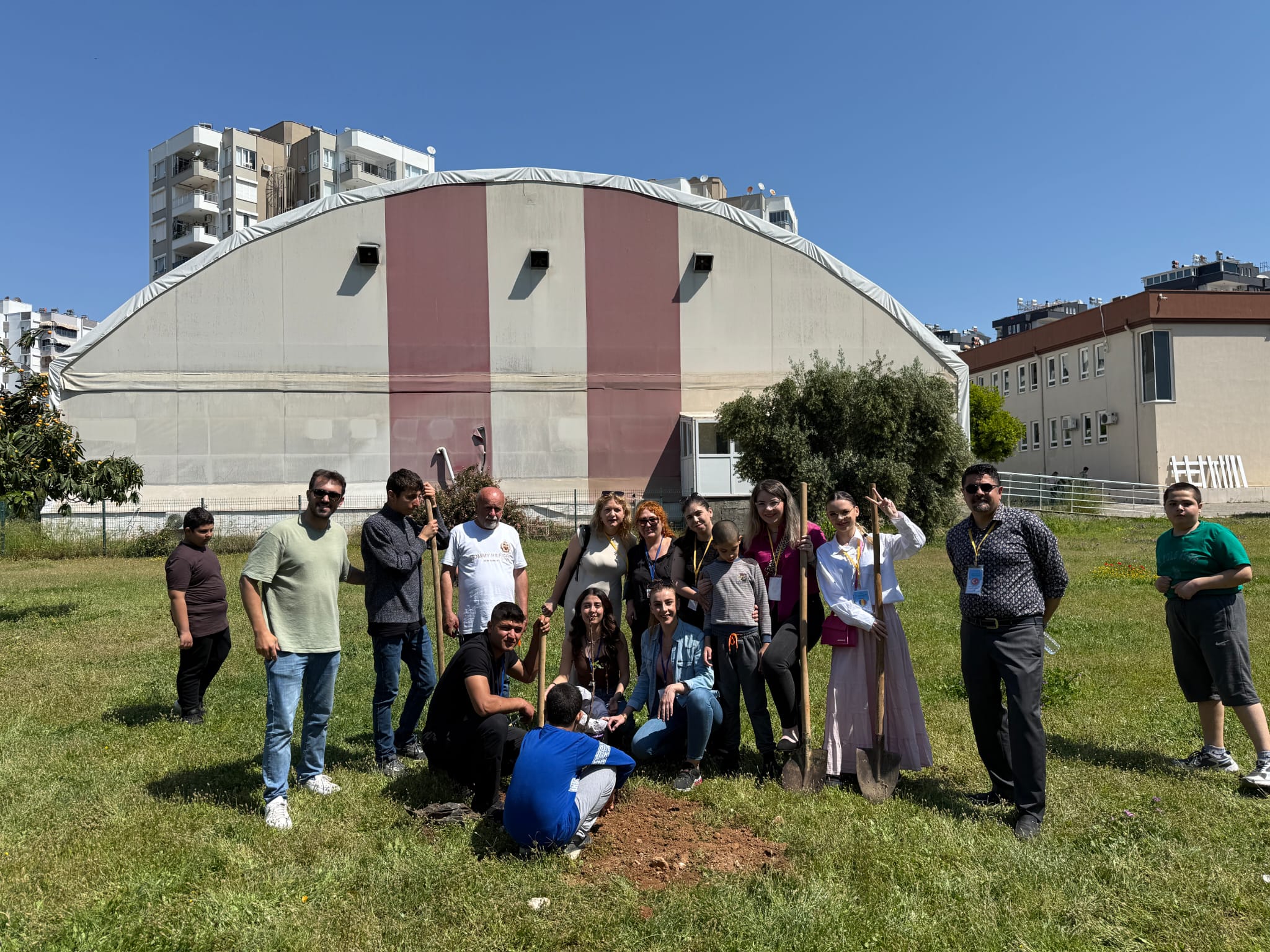 ÜNİVERSİTELİLERDEN ANLAMLI PROJE: “SEVGİ KÖK SALSIN”