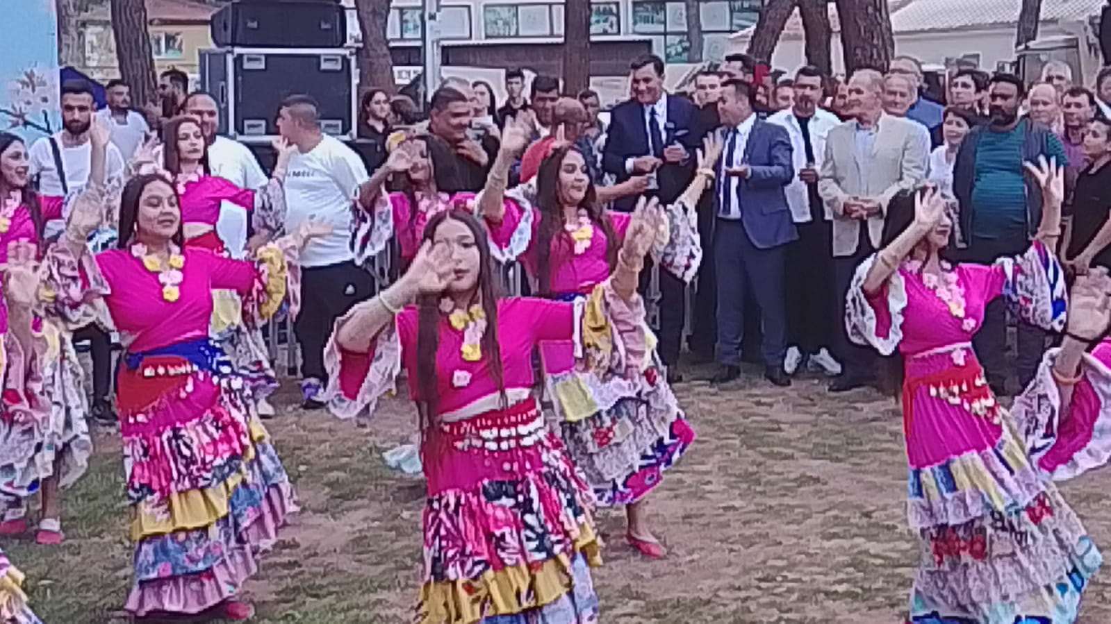 Kırkağaç’ta Geleneksel Hıdırellez Coşkusu: Şevki Özcan Sürprizi Vatandaşları Mest Etti