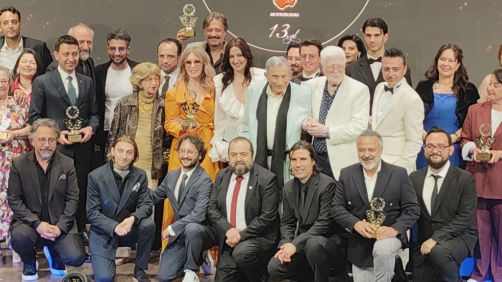 13. Bedia Muvahhit Tiyatro Ödülleri Sahiplerini Buldu Türk tiyatrosunun öncü isimlerinden Bedia Muvahhit’in anısını yaşatmak amacıyla düzenlenen Bedia Muvahhit Tiyatro Ödülleri, 13. yılında da sanat dünyasını İzmir’de bir araya getirdi. Haldun Dormen Sahnesi’nde, İzmir’deki Sahne Tozu Tiyatrosunun ev sahipliğinde gerçekleşen ödül töreni, Türkiye’nin dört bir yanından gelen tiyatro sanatçıları ve sanatseverlerin katılımıyla adeta bir yıldızlar geçidine dönüştü. Törene katılan konuklar arasında törenin sanat danışmanı Haldun Dormen, onursal jüri başkanı Göksel Kortay, Sema Sarper, Mehmet Sarper, İzzet Günay, Serpil Günseli, Zerrin Tekindor, Meltem Cumbul, Halit Ergenç ve Salih Güney yer aldı. Sanat danışmanı ve ödüllerin isim babası Haldun Dormen, yaptığı konuşmada Bedia Muvahhit’in sanat mirasını yaşatmanın onurunu dile getirdi. Gecede, ilk kez törene katılan Meltem Cumbul ve Halit Ergenç başarılı tiyatroculara ödüllerini takdim etti. Usta oyuncu Zerrin Tekindor ise Haldun Dormen Yaşam Boyu Onur Ödülü’ne layık görüldü. Tekindor, ödül konuşmasında salonda bulunan Halit Ergenç’e dönerek, “Bunu kim alsa çok kıskanırdım. Yani Halitçim, sen bile alsan kıskanırdım,” sözleriyle izleyicileri ve Ergenç’i güldürdü. Tören sonrası basın mensuplarının sorularını yanıtlayan Halit Ergenç, rol aldığı Kral Kaybederse dizisindeki imaj değişimi hakkında bilgi verdi. Ergenç, dizideki saçlarının hazırlanma sürecinin yaklaşık 1,5 saat sürdüğünü, temizlik sürecinin ise yarım saat aldığını belirtti. Meltem Cumbul ise dizi sektöründeki çalışma şartlarının iyileştirilmesi gerektiğini vurguladı. Gecede sahne müziğinden ışığa, kostümden dekor tasarımına kadar birçok alanda emek veren, özel ve devlet tiyatrolarından başarılı isimler ödüllendirildi. 13. Bedia Muvahhit Tiyatro Ödülleri, tiyatro sanatına katkı sunan isimleri onurlandırarak sanat dünyasına anlamlı bir gece yaşattı