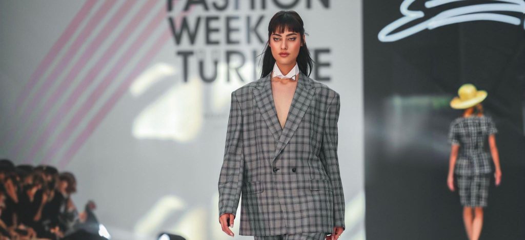 Podyum Onunla Büyülendi! Burcu Şeritoğlu Fashion Week Türkiye’de Fırtına Gibi Esti
