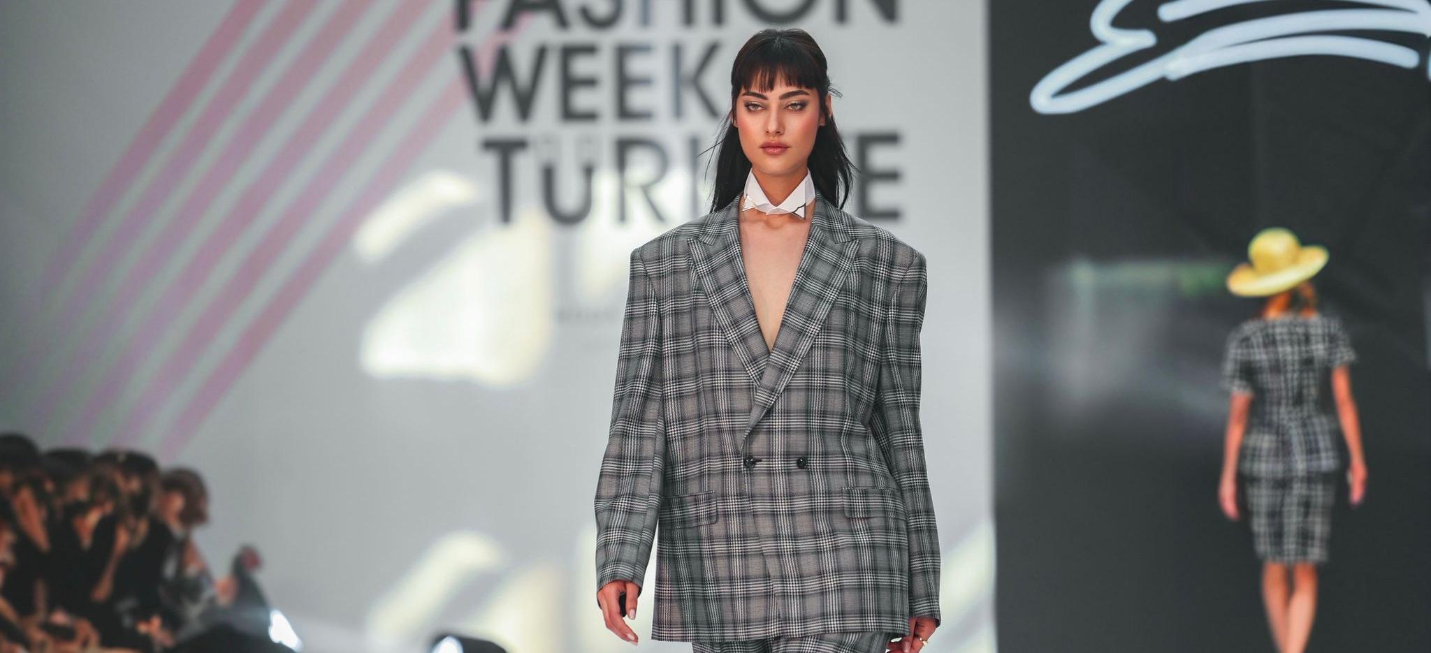 Podyum Onunla Büyülendi! Burcu Şeritoğlu Fashion Week Türkiye’de Fırtına Gibi Esti