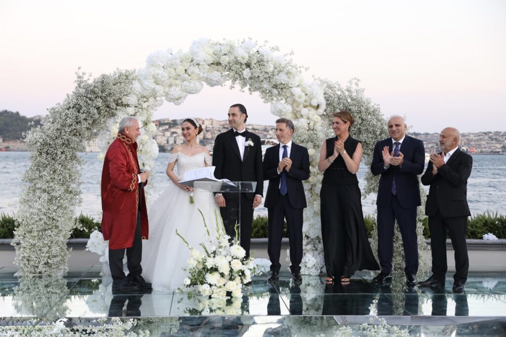 Usta Ailesinin Mutlu Günü  Ahmet Usta ve Dr. Berivan Karatekin Masalsı Bir Düğünle Evlendi