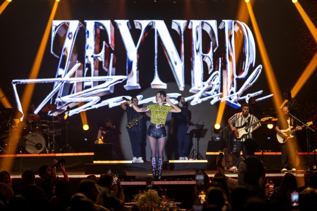 ZEYNEP BASTIK’TAN KIBRIS’TA UNUTULMAZ KONSER