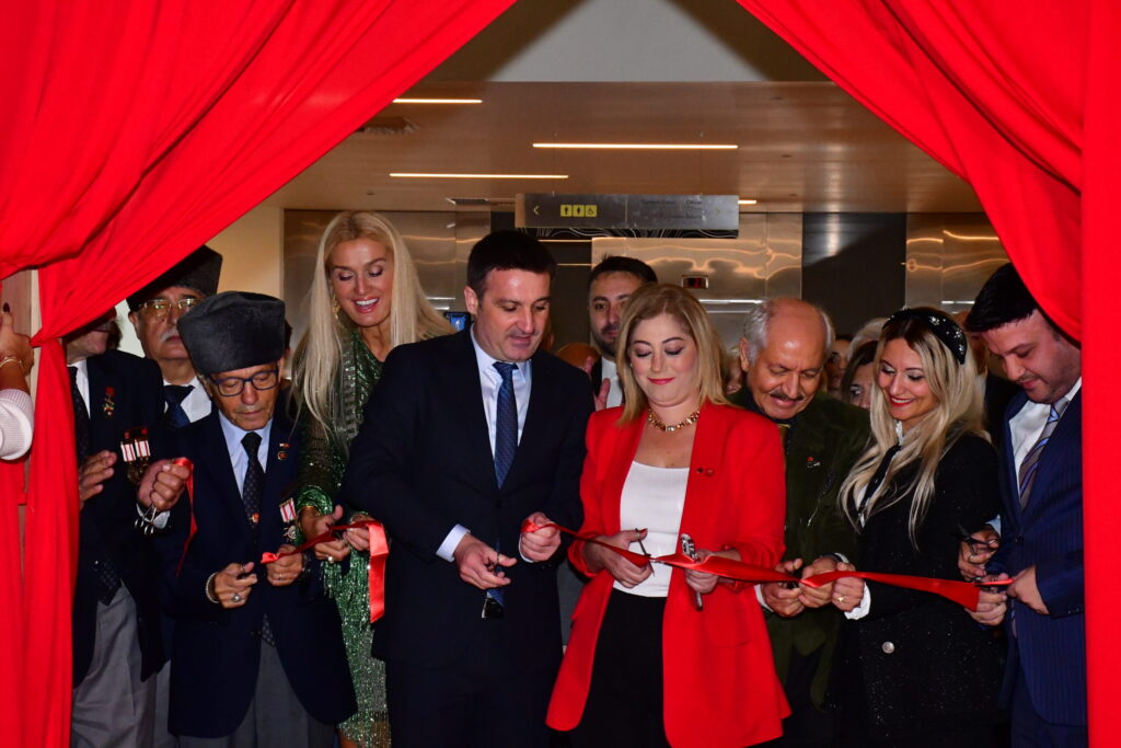 Ataşehir’de Cumhuriyet Coşkusu: “Atamızın Kıyafetleri” Sergisi Ziyarete Açıldı