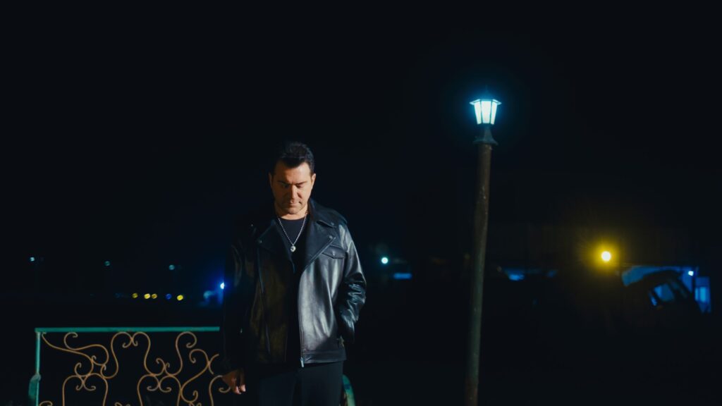 Yeni şarkıya   hurdalıkta klip