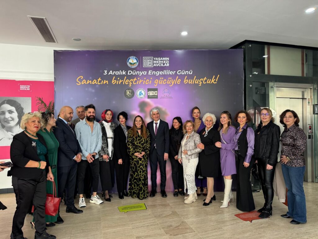 AVCILAR’DA ANLAMLI MODA BULUŞMASI: EMRULLAH KÖROĞLU’NDAN 26 ANNEYE ÖZEL TASARIM