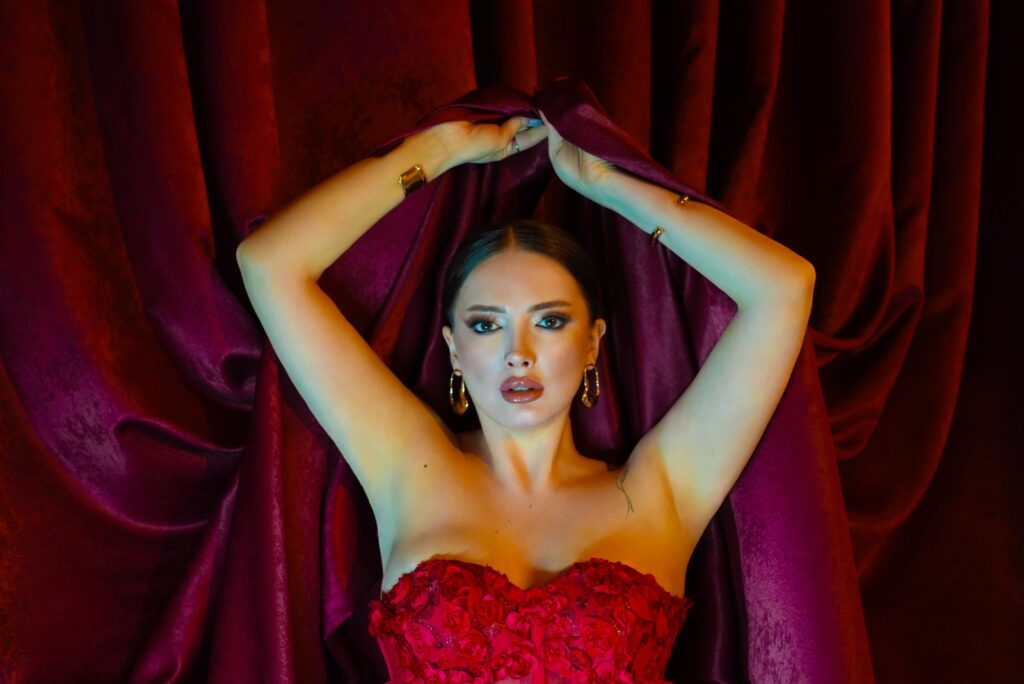 “Yerli ve Milli Adele” Feyruz Barış Sahnede Fırtına Gibi