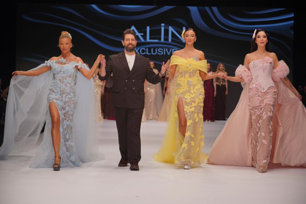 ÜNLÜ MANKENLERDEN NET MESAJ: “BAYRAĞIMIZ KIRMIZI ÇİZGİMİZDİR”