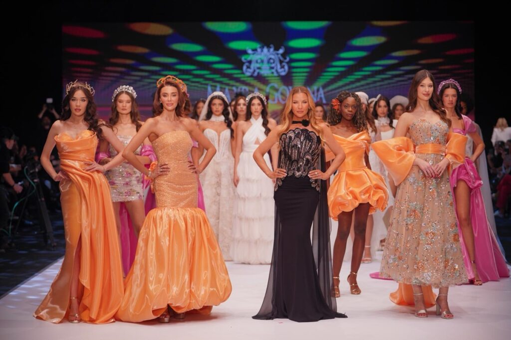 ÖZGE ULUSOY VE CEREN ARSLAN’LI MUHTEŞEM DEFİLEDE GÖRSEL ŞÖLEN